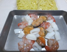 海鮮炒麺シーフードミックス　材料①