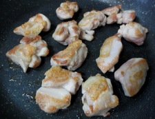 鶏肉のわさびポン酢炒め　調理①