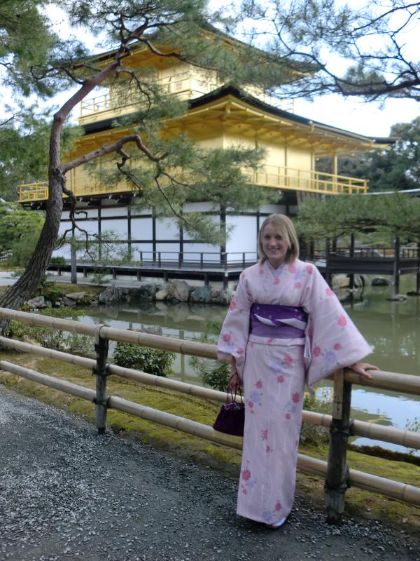 カウチサーフィン（イギリス、シャナ）、京都の金閣寺にて。