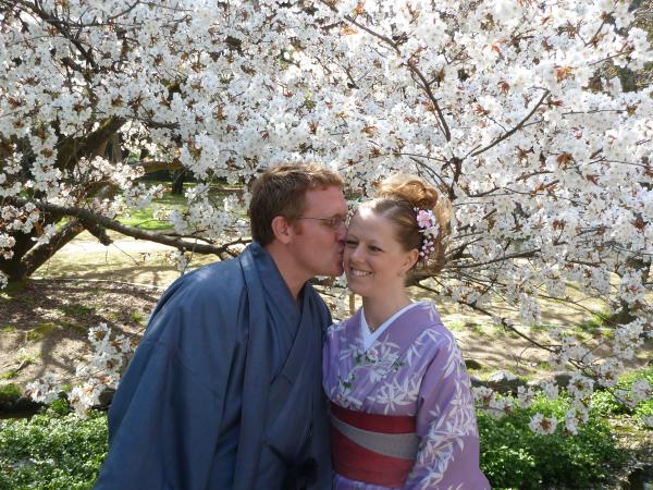 カウチサーフィン（アメリカ、ケーシーとアダム）、京都御所のしだれ桜の下で