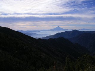 山頂から富士を望む
