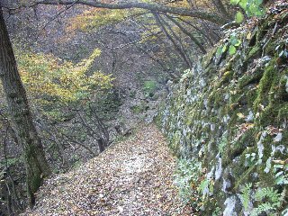 石積の登山道