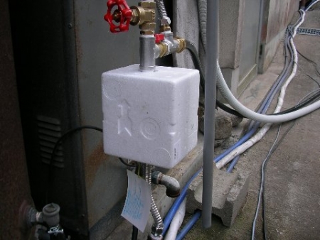 真空管太陽熱温水器の給湯器への接続