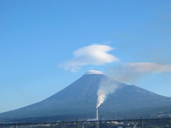 富士山とつるし雲と煙突