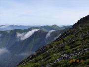 山頂からの稜線にかかる雲のマフラー