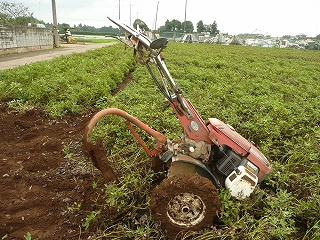 耕運機と落花生掘り用器具