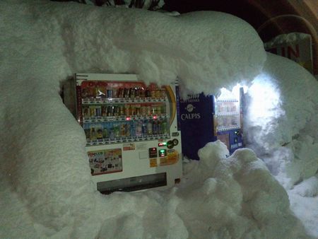 雪に埋もれた自販機