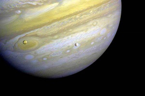 木星を横切るエウロパ（右）とイオ（左）